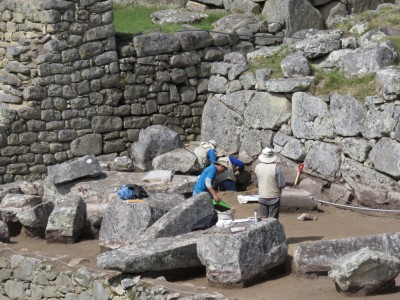 archeologues-machu-picchu1